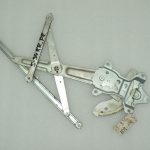 Suzuki Swift Mk1 Logu regulators bez motora Priekšējais kreisais 83402-63J51