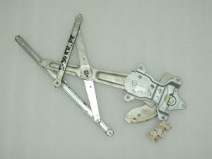 Suzuki Swift Mk1 Logu regulators bez motora Priekšējais kreisais 83402-63J51