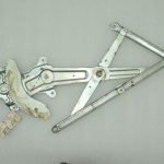 Suzuki Swift Mk1 Logu regulators bez motora Priekšējais kreisais 83402-63J51