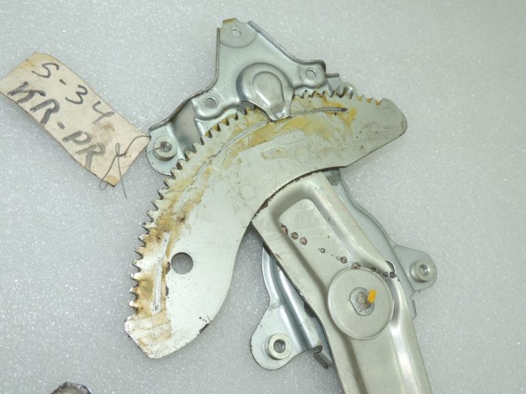 Suzuki Swift Mk1 Logu regulators bez motora Priekšējais kreisais 83402-63J51