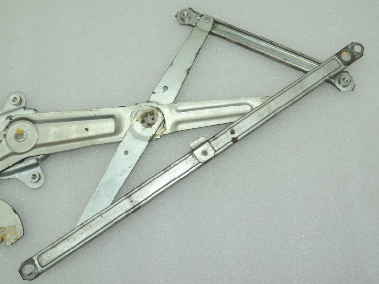 Suzuki Swift Mk1 Logu regulators bez motora Priekšējais kreisais 83402-63J51