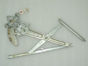 Suzuki SX4 Mk2 Logu regulators bez motora Priekšējais labais 83410-79J11