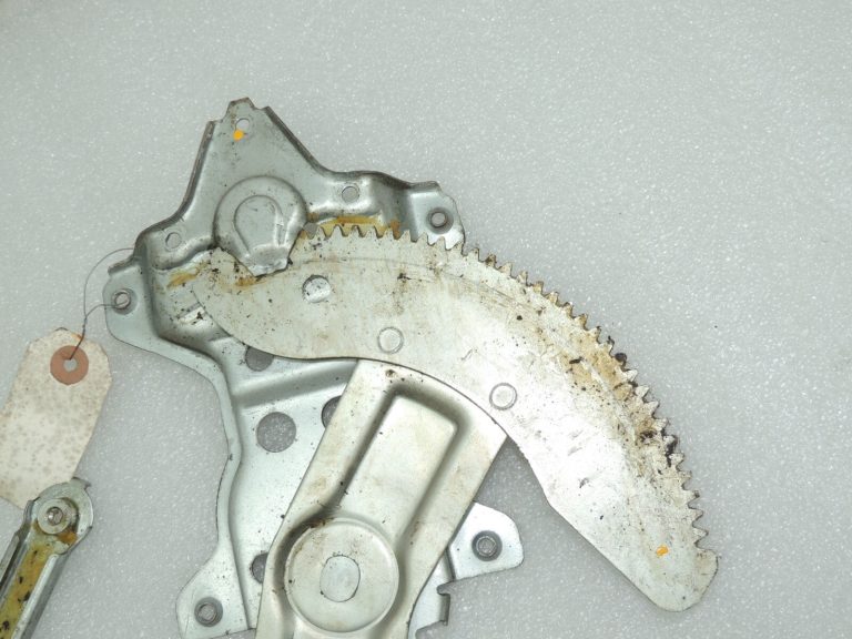 Suzuki SX4 Mk2 Logu regulators bez motora Priekšējais labais 83410-79J11