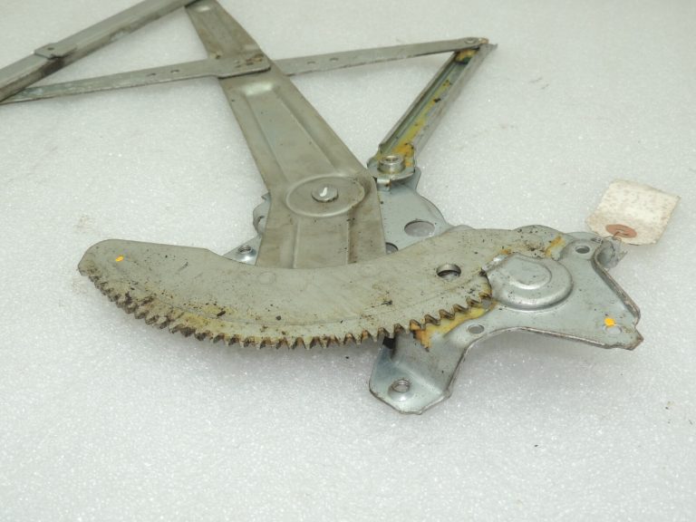 Suzuki SX4 Mk2 Logu regulators bez motora Priekšējais labais 83410-79J11