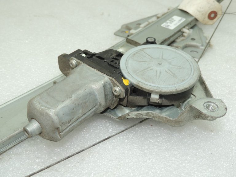 Suzuki Grand Vitara Mk3 Logu regulatora motors priekšējais labais 83401-65J00