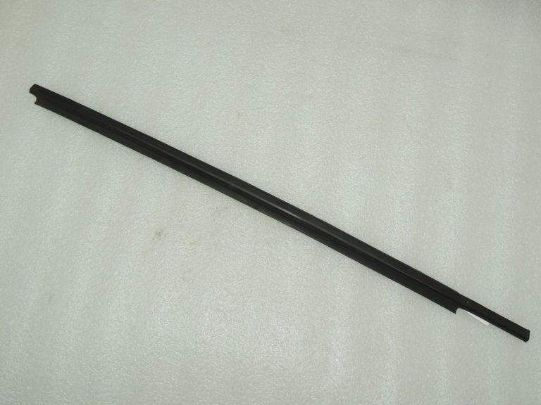 Suzuki SX4 Logu līstes blīvējums priekšējais labais 8381179J00