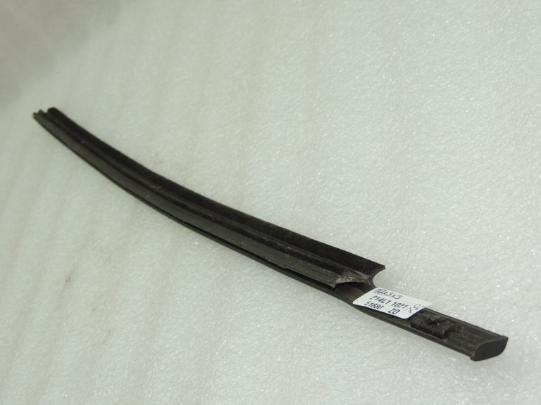 Suzuki SX4 Logu līstes blīvējums priekšējais labais 8381179J00