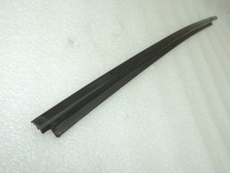 Suzuki SX4 Logu līstes blīvējums priekšējais labais 8381179J00