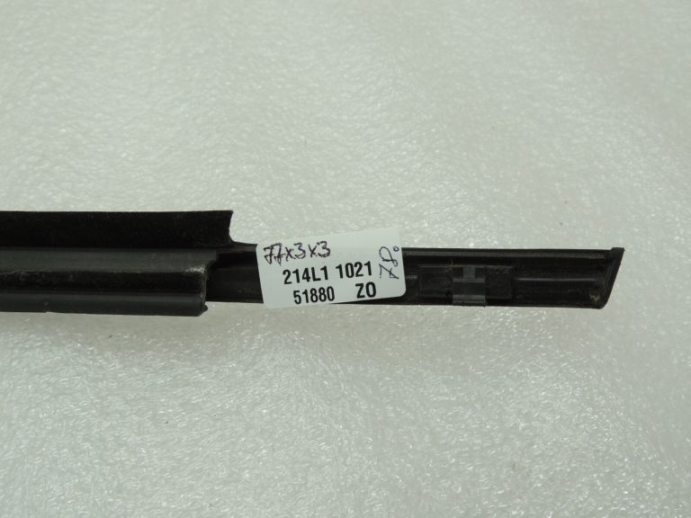 Suzuki SX4 Logu līstes blīvējums priekšējais labais 8381179J00