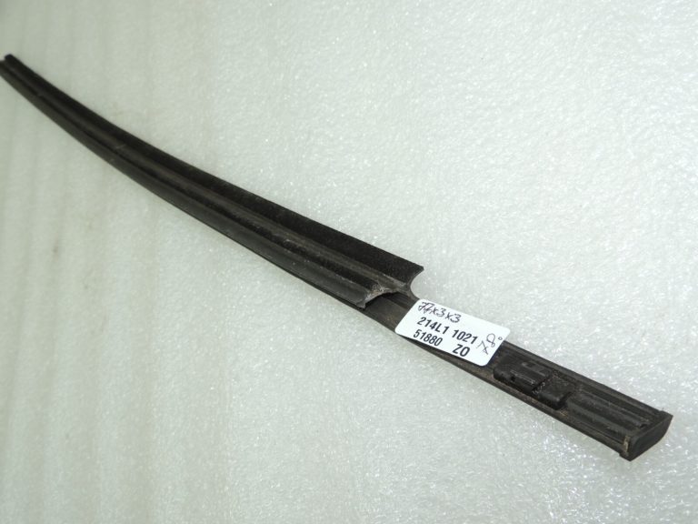 Suzuki SX4 Logu līstes blīvējums priekšējais labais 8381179J00