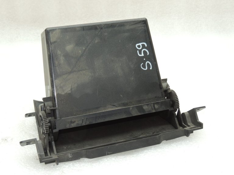 OEM Suzuki SX4 instrumentu paneļa pelnu trauks 7383079J105PK