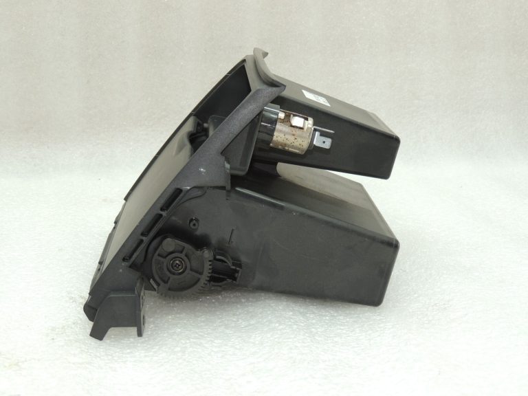 OEM Suzuki SX4 instrumentu paneļa pelnu trauks 7383079J105PK