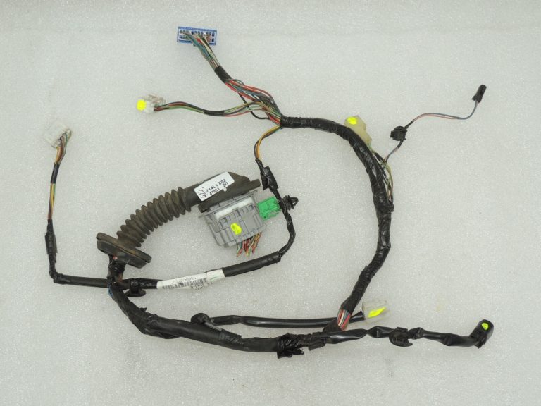 Suzuki SX4 Priekšējo durvju instalācija priekšējā kreisā 3675679JA1