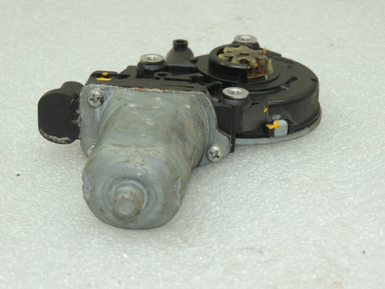 Suzuki SX4 Mk2 dzinēja logu regulators priekšējais labais 83560-63J01