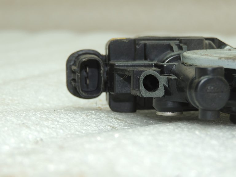Suzuki SX4 Mk2 dzinēja logu regulators priekšējais labais 83560-63J01