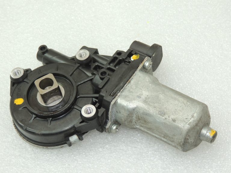 Suzuki Grand Vitara Mk3 aizmugurējā loga motors pa labi 83501-65J00