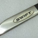 Suzuki Swift durvju vāka logotips priekšējā kreisā apdare 6800262J00