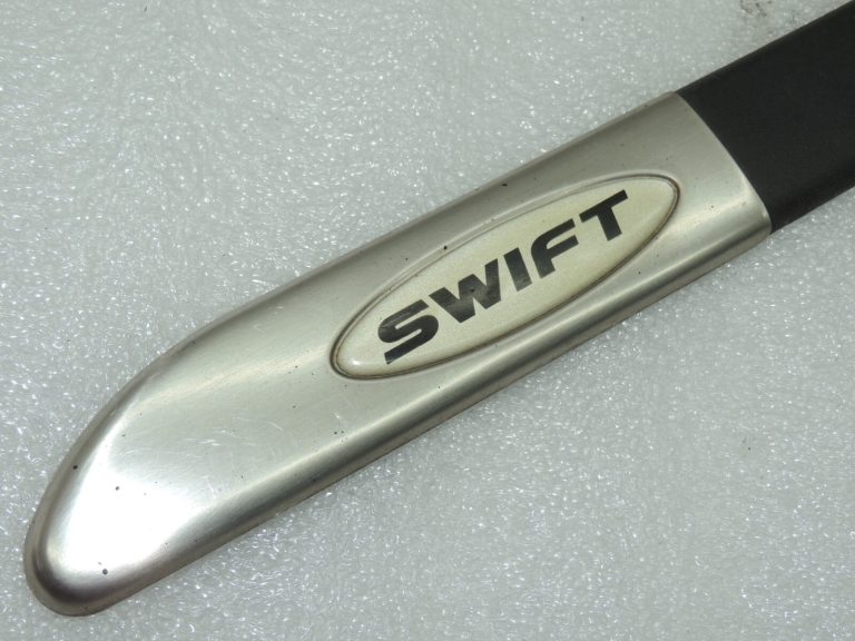 Suzuki Swift durvju vāka logotips priekšējā kreisā apdare 6800262J00
