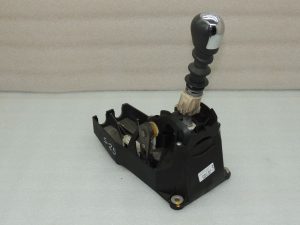 Suzuki Swift Mk1 oriģinālā pārnesumu pārslēgšanas svira 5 ātrumu 28100-63JA0
