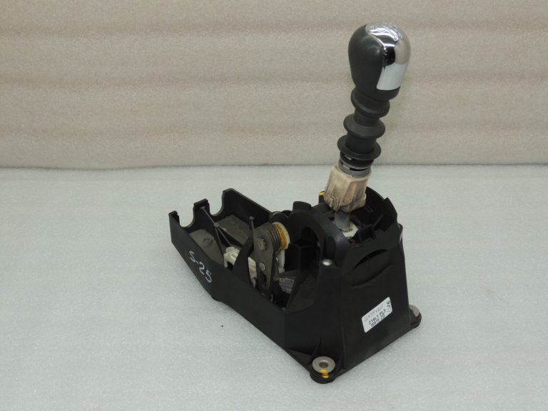 Suzuki Swift Mk1 oriģinālā pārnesumu pārslēgšanas svira 5 ātrumu 28100-63JA0