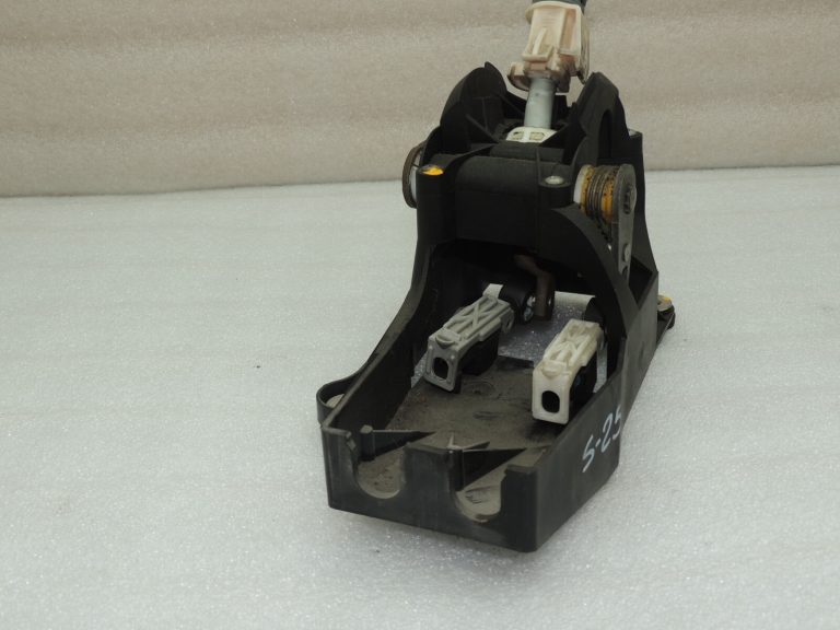 Suzuki Swift Mk1 oriģinālā pārnesumu pārslēgšanas svira 5 ātrumu 28100-63JA0