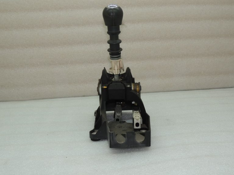 Suzuki Swift Mk1 oriģinālā pārnesumu pārslēgšanas svira 5 ātrumu 28100-63JA0