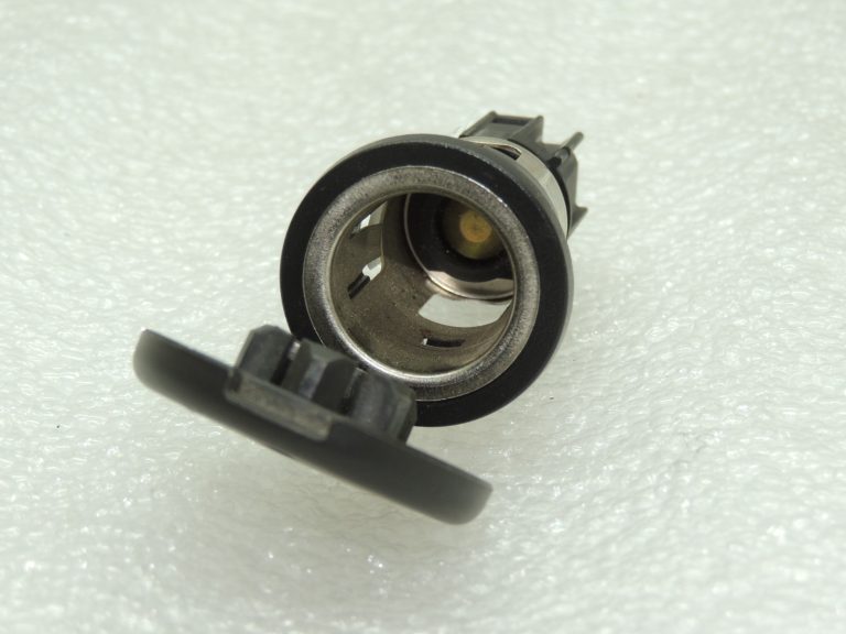 OEM Opel Zafira C aizmugurējā cigarešu aizdedzinātāja korpuss 13502522