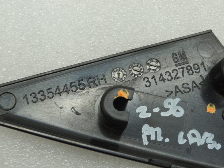 Opel Zafira C Priekšējais labās puses durvju loga rāmja vāks 13354455