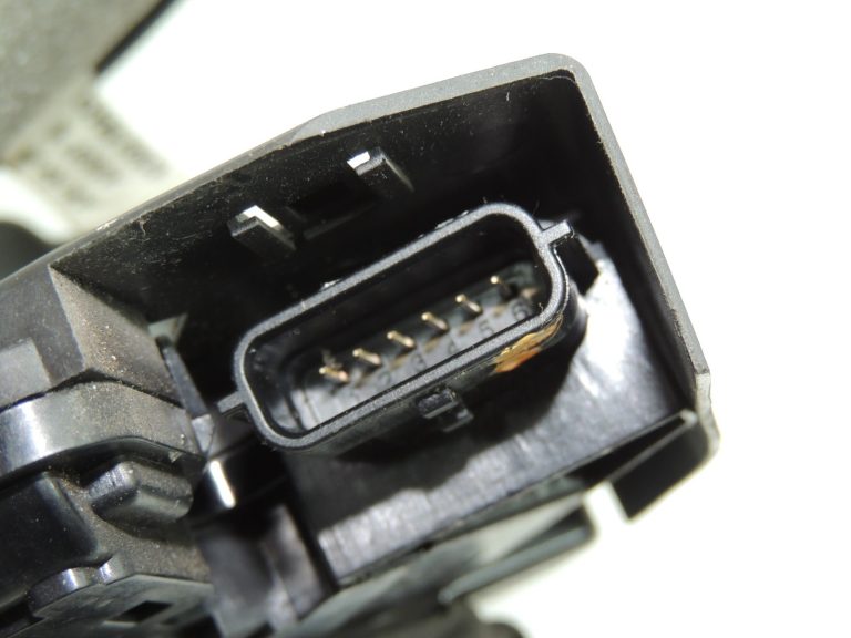 OEM Renault Espace V JFC aizmugurējā labās puses durvju slēdzene 825021381R
