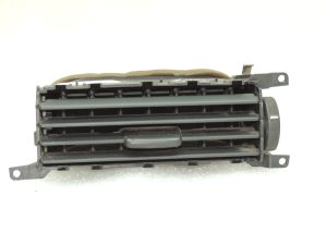 Volvo V70 III 3 ventilācijas režģis Ventilācijas režģis Priekšējais centrālais labais ventilācijas režģis 3075