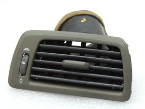 Volvo XC70 II Ventilācijas ventilācijas režģis Ventilācijas režģis priekšējā paneļa labajā pusē 3409375