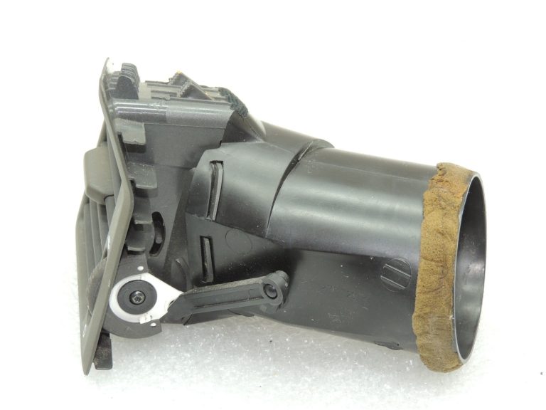 Volvo XC70 II Ventilācijas ventilācijas režģis priekšējā paneļa kreisais 3409373
