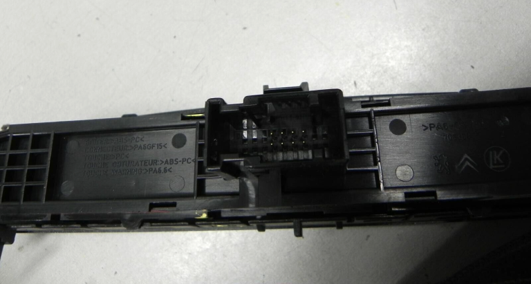 Peugeot 308 Durvju slēdzeņu slēdzis Brīdinājuma signalizācijas slēdzis ESP slēdzis 9659215177
