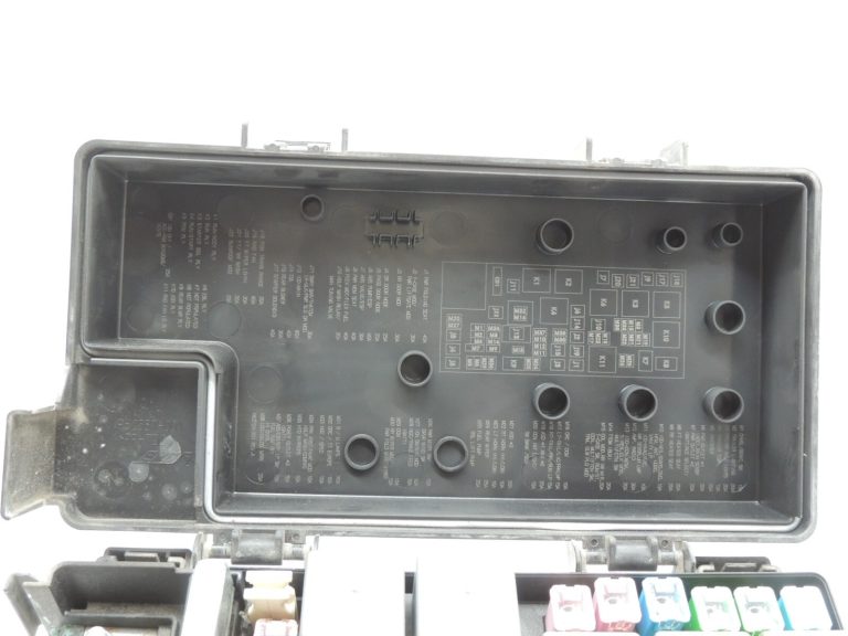 OEM Chrysler Grand Voyager 2.8CRDi V drošinātāju kārba R4692302AE