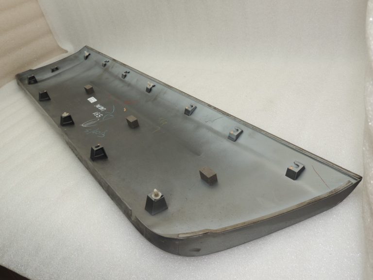 OEM Suzuki Jimny III durvju apdare durvju aizsargs labajā pusē7756081A00ZDL