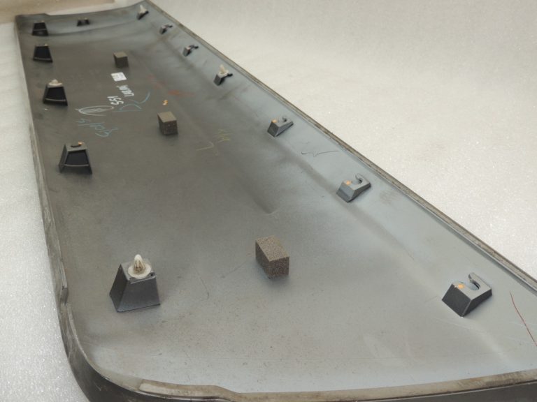 OEM Suzuki Jimny III durvju apdare durvju aizsargs labajā pusē7756081A00ZDL