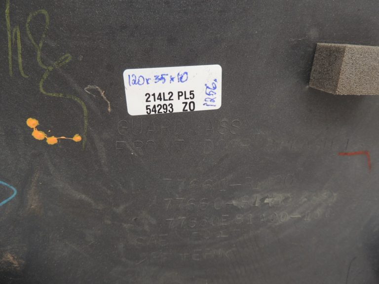 OEM Suzuki Jimny III durvju apdare durvju aizsargs kreisais 7766081A00ZDL