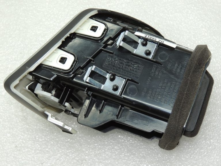 Nissan Qashqai J11 Gaisa ventilācijas atveres priekšējā kreisā 687614EH0A
