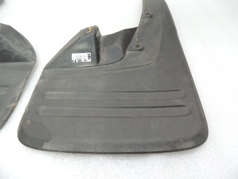 Toyota Hilux VII priekšējo dubļu atloku komplekts 766210K110 766220K110
