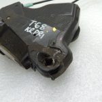 Toyota Hilux VII priekšējo kreiso durvju slēdzene 690400K070 Durvju slēdzene Kreisā priekšējā pusē