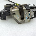 Toyota Hilux VII priekšējo kreiso durvju slēdzene 690400K070 Durvju slēdzene Kreisā priekšējā pusē