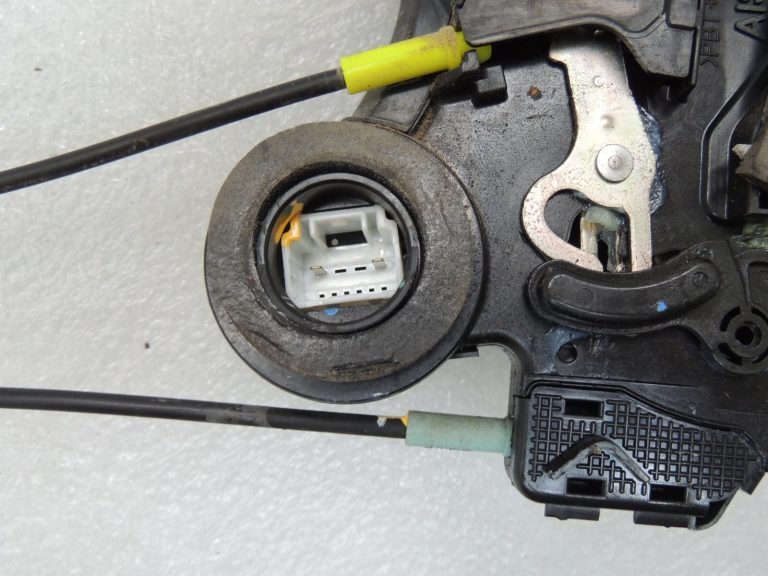Toyota Hilux VII Aizmugurējā labās puses durvju slēdzene 690500K040 Durvju slēdzene Aizmugurējā labā puse