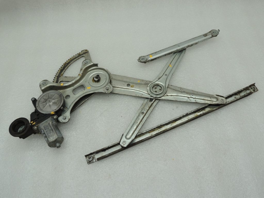 Toyota Hilux VII Front right window regulator rail with motor 69810-0K041