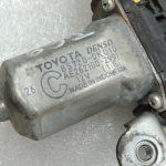 Toyota Hilux VII Priekšējā labā loga regulatora sliede ar motoru 69810-0K041