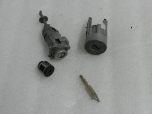 Mitsubishi Outllander II Citroen C CROSSER durvju slēdzenes atslēga