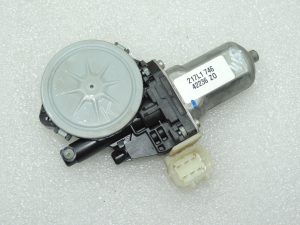 Nissan X-Trail T32 aizmugurējā kreisā loga regulatora motors 827311BA0A