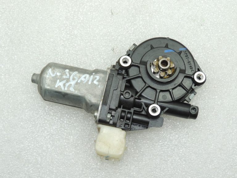 Nissan X-Trail T32 aizmugurējā kreisā loga regulatora motors 827311BA0A