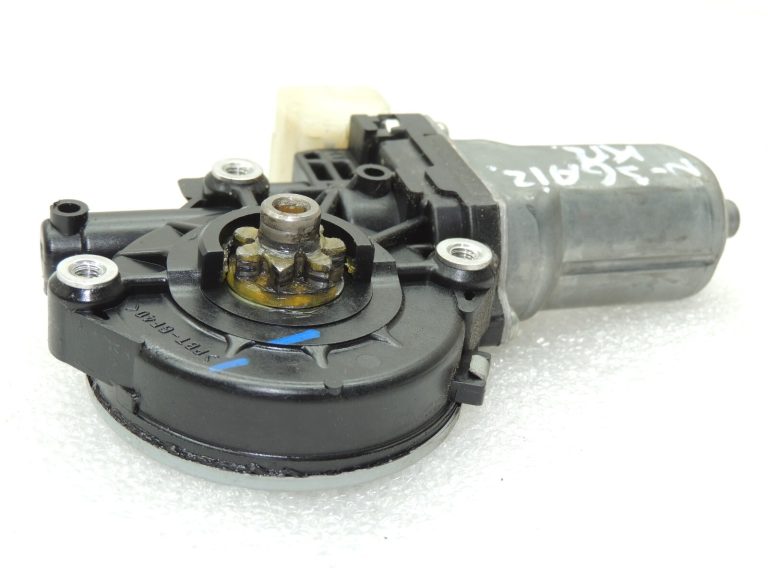 Nissan X-Trail T32 aizmugurējā kreisā loga regulatora motors 827311BA0A
