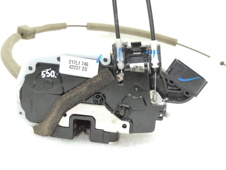 Nissan X-Trail T32 Aizmugures kreiso durvju slēdzene 825016FR0A 825014CA0A
