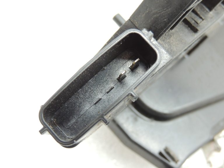 Nissan X-Trail T32 Aizmugures kreiso durvju slēdzene 825016FR0A 825014CA0A